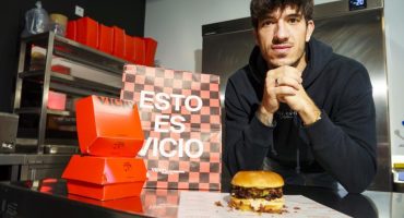 Angel Navarrete 07/01/2022 Madrid, Comunidad de Madrid Alex Puig, ganador de Masterchef, posa en su restaurante de delivery llamado Vicio.
